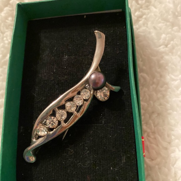 $5/Brooches Lapel Pin Nature Pearl and Rhinestones set in Silver Plate - Picture 6 of 6
